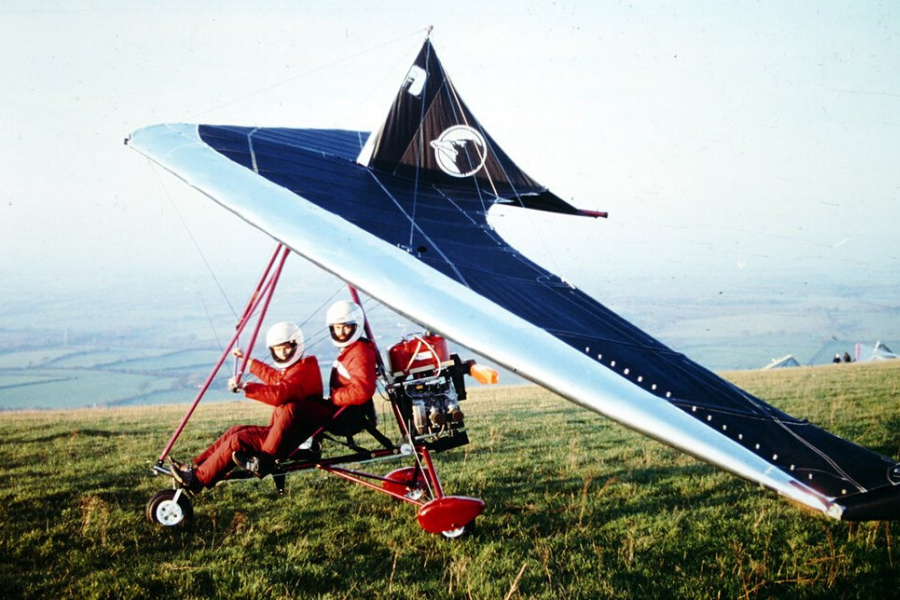 © Roy Venton-Walters - With a Robin-engined Raven, Simon Baker landed at 5 300 m at Everest base camp in October 1986. At the controls of an SX version with a Limbach engine, Eppo Harbrink Numan reached America via Greenland in June 1989.