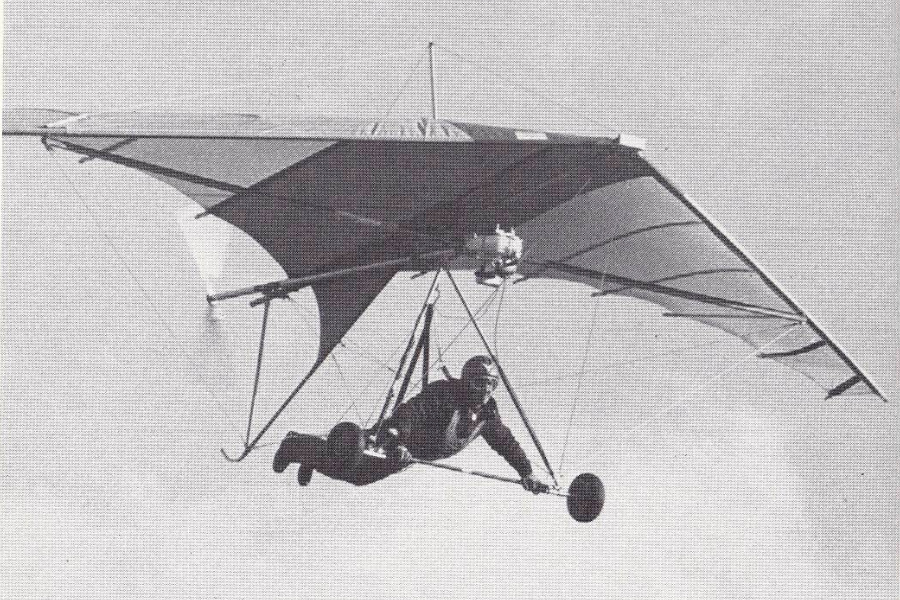In August 1978, the Soarmaster allowed Bernard Danis to gain an altitude of nearly 2 000 m under his SK2-SS wing. But the 20 kg of this 9 hp auxiliary engine and the throttle operated by mouth did not make flying easy.