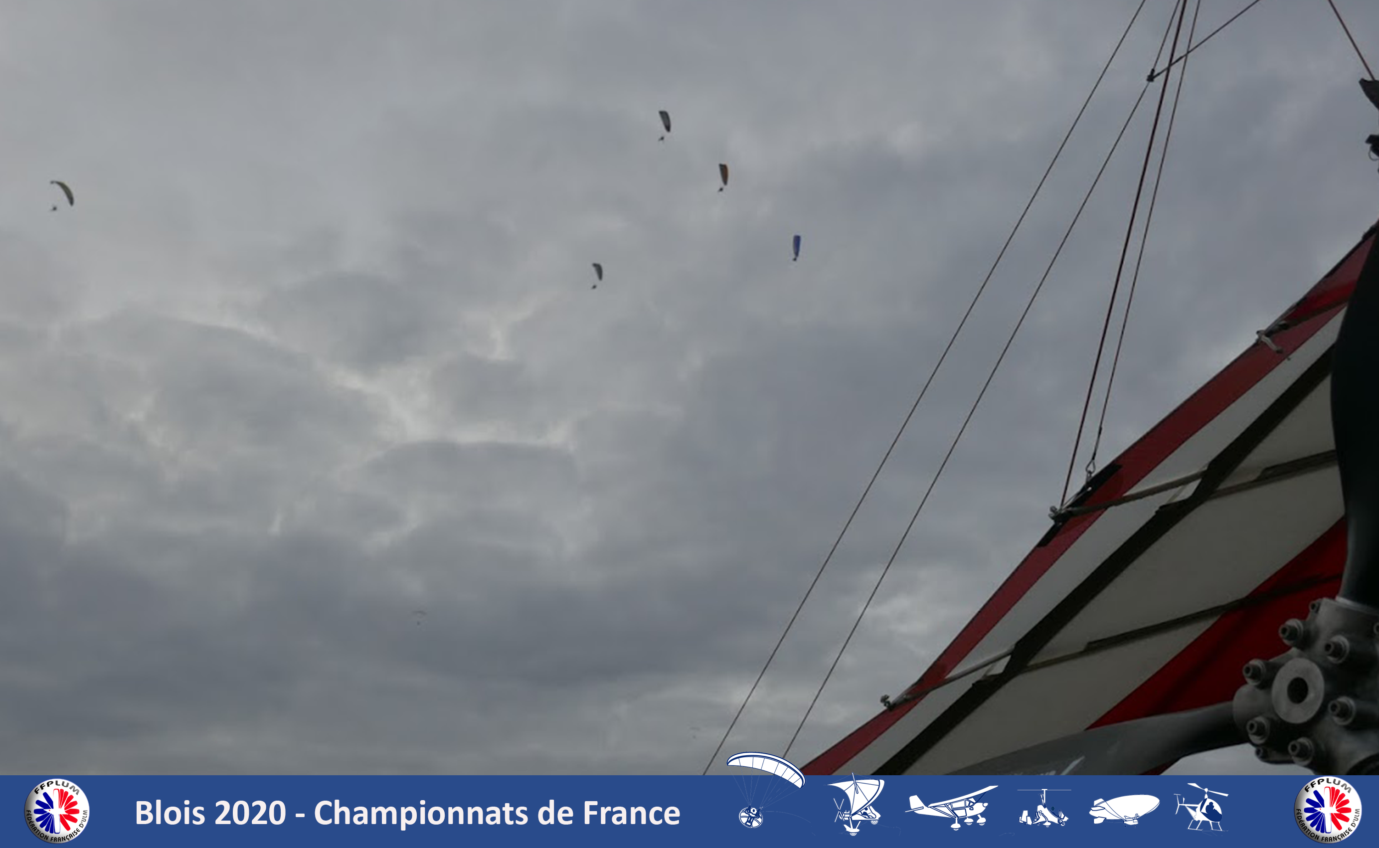 Paramotors in flight under the eye of a weight-shift wing