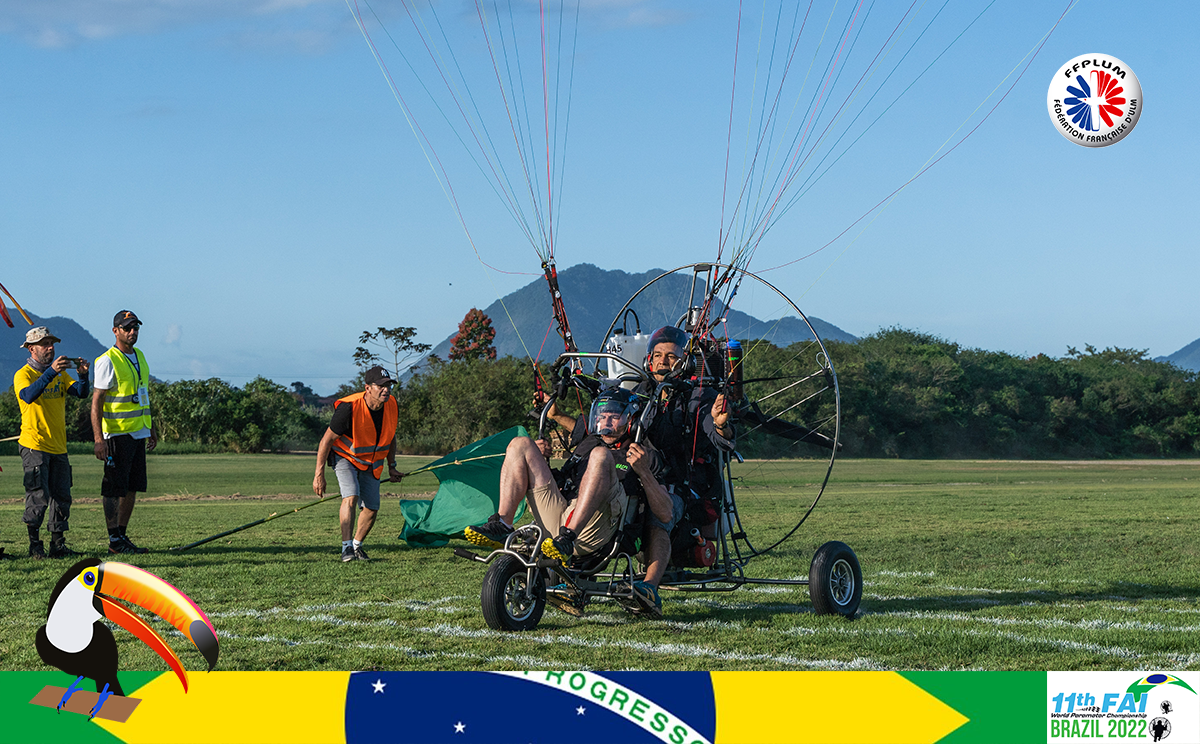 Our other trike crew also makes a fine landing, Stéphane Clavurier and Cyril Pasquier