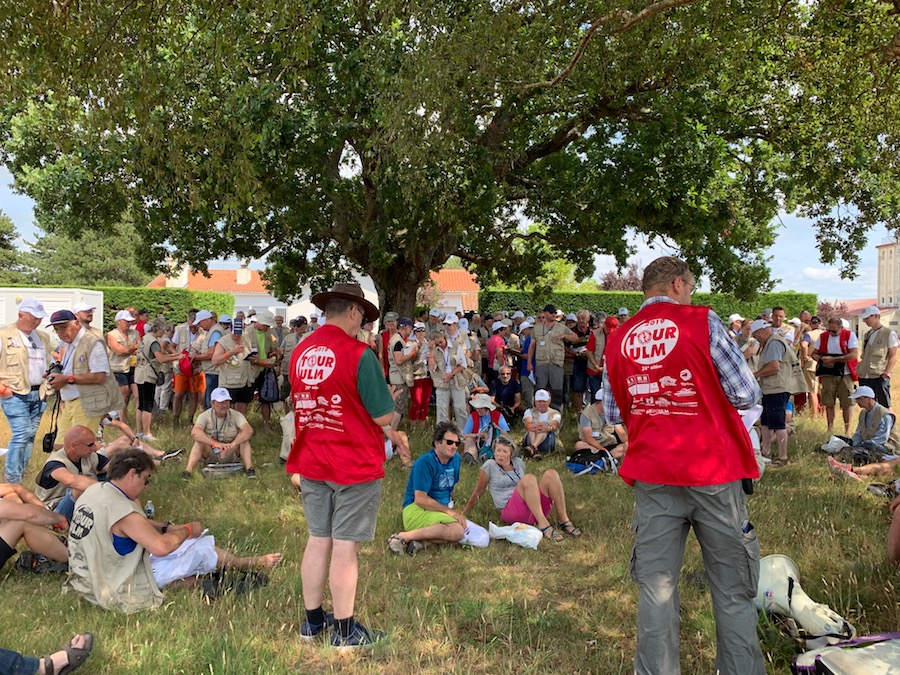 Briefing under the oak tree at Biscarosse